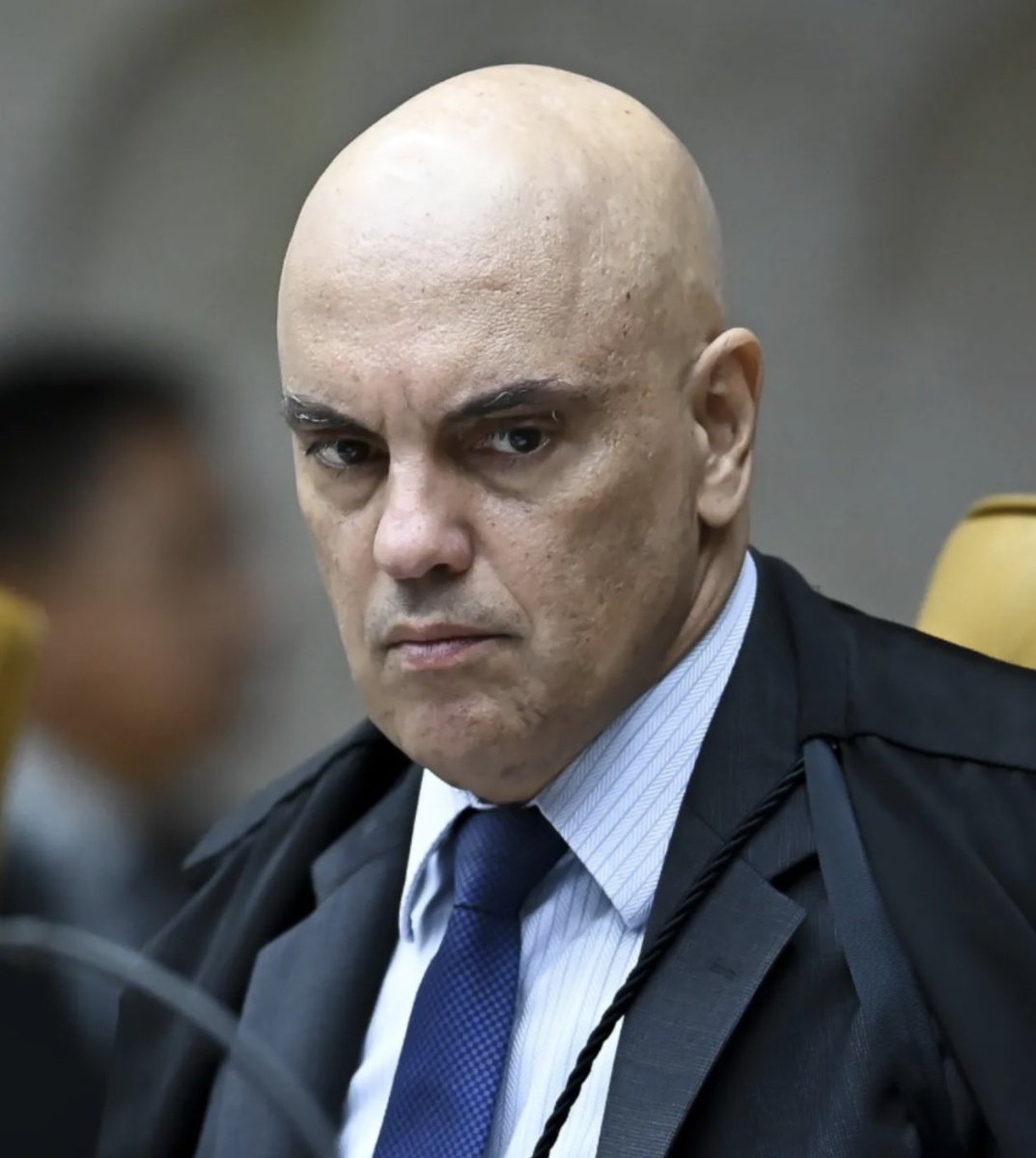 🚨 SAME PLAYBOOK: Flávio Bolsonaro just got hit the day after Lula beat him. Federal Police summoned him by order of Alexandre de Moraes. Hand over the passports. Don’t leave the country. He says they grabbed him in the street after he visited his father under house arrest. This is the same lawfare leftists ran on Trump. Lose an election, then face the machine. Democracy doesn’t look like that.