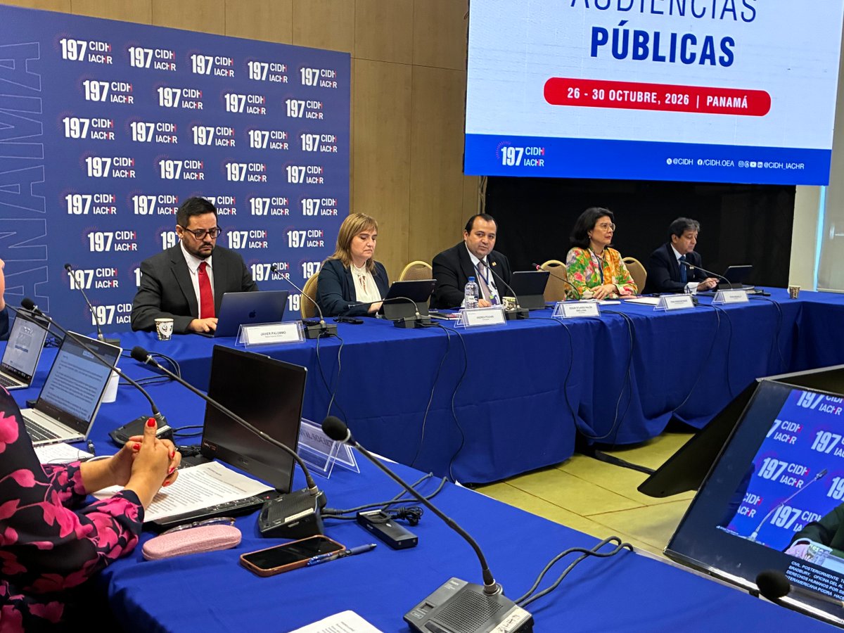 CIDH's tweet photo. #197PeríodoCIDH | #CIDHAudiencias | #ElSalvador: Situación de las personas privadas de libertad en el marco de estado de excepción.  

👉🏼 Organizaciones alertaron sobre el uso del régimen de excepción como política permanente de seguridad, acompañado de detenciones arbitrarias y juicios sin garantías. Destacaron 454 muertes bajo custodia, deplorables condiciones de detención, y tortura. Además, cuestionaron la falta de transparencia del plan para la liberación anticipada. 

👉🏼 La #CIDH lamentó la ausencia del Estado salvadoreño y enfatizó que la seguridad pública y los derechos humanos no son contrapuestos sino complementarios. Advirtió que las prórrogas continuadas vician la excepcionalidad de la medida y vulneran el debido proceso y la independencia judicial. 

Ve la audiencia aquí: https://t.co/jVdfh1uxNp  
#DerechosHumanos