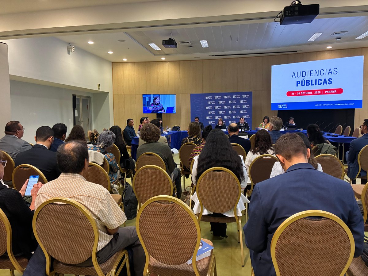 CIDH's tweet photo. #197PeríodoCIDH | #CIDHAudiencias | #ElSalvador: Situación de las personas privadas de libertad en el marco de estado de excepción.  

👉🏼 Organizaciones alertaron sobre el uso del régimen de excepción como política permanente de seguridad, acompañado de detenciones arbitrarias y juicios sin garantías. Destacaron 454 muertes bajo custodia, deplorables condiciones de detención, y tortura. Además, cuestionaron la falta de transparencia del plan para la liberación anticipada. 

👉🏼 La #CIDH lamentó la ausencia del Estado salvadoreño y enfatizó que la seguridad pública y los derechos humanos no son contrapuestos sino complementarios. Advirtió que las prórrogas continuadas vician la excepcionalidad de la medida y vulneran el debido proceso y la independencia judicial. 

Ve la audiencia aquí: https://t.co/jVdfh1uxNp  
#DerechosHumanos