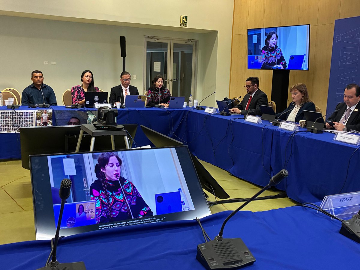CIDH's tweet photo. #197PeríodoCIDH | #CIDHAudiencias | #ElSalvador: Situación de las personas privadas de libertad en el marco de estado de excepción.  

👉🏼 Organizaciones alertaron sobre el uso del régimen de excepción como política permanente de seguridad, acompañado de detenciones arbitrarias y juicios sin garantías. Destacaron 454 muertes bajo custodia, deplorables condiciones de detención, y tortura. Además, cuestionaron la falta de transparencia del plan para la liberación anticipada. 

👉🏼 La #CIDH lamentó la ausencia del Estado salvadoreño y enfatizó que la seguridad pública y los derechos humanos no son contrapuestos sino complementarios. Advirtió que las prórrogas continuadas vician la excepcionalidad de la medida y vulneran el debido proceso y la independencia judicial. 

Ve la audiencia aquí: https://t.co/jVdfh1uxNp  
#DerechosHumanos