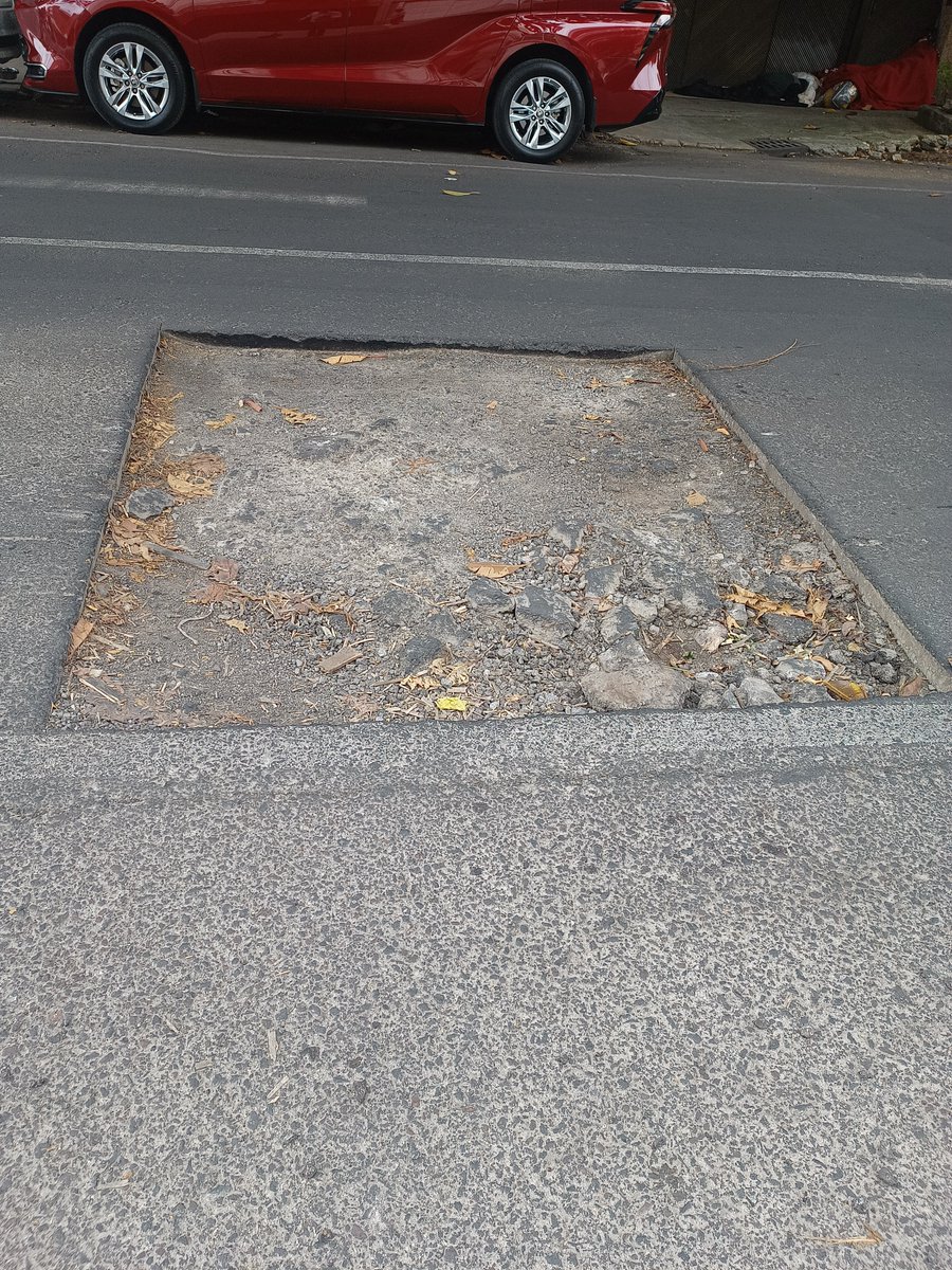 luisoscartv's tweet photo. Su apoyo para acudir a la brevedad a tapar 3 baches profundos sobre Parroquia #826, entre Gabriel Mancera y Aniceto Ortega, col Del Valle @LuisMendozaBJ @AccionesBJ @BJAlcaldia #CDMX #DelValle https://t.co/brhw75tdKI