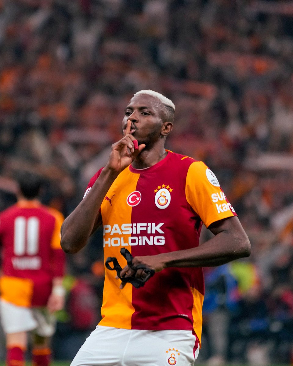 thecoldmuse's tweet photo. @GalatasaraySK @victorosimhen9 Babanız benim 💛❤️ https://t.co/oOI6AdWZek
