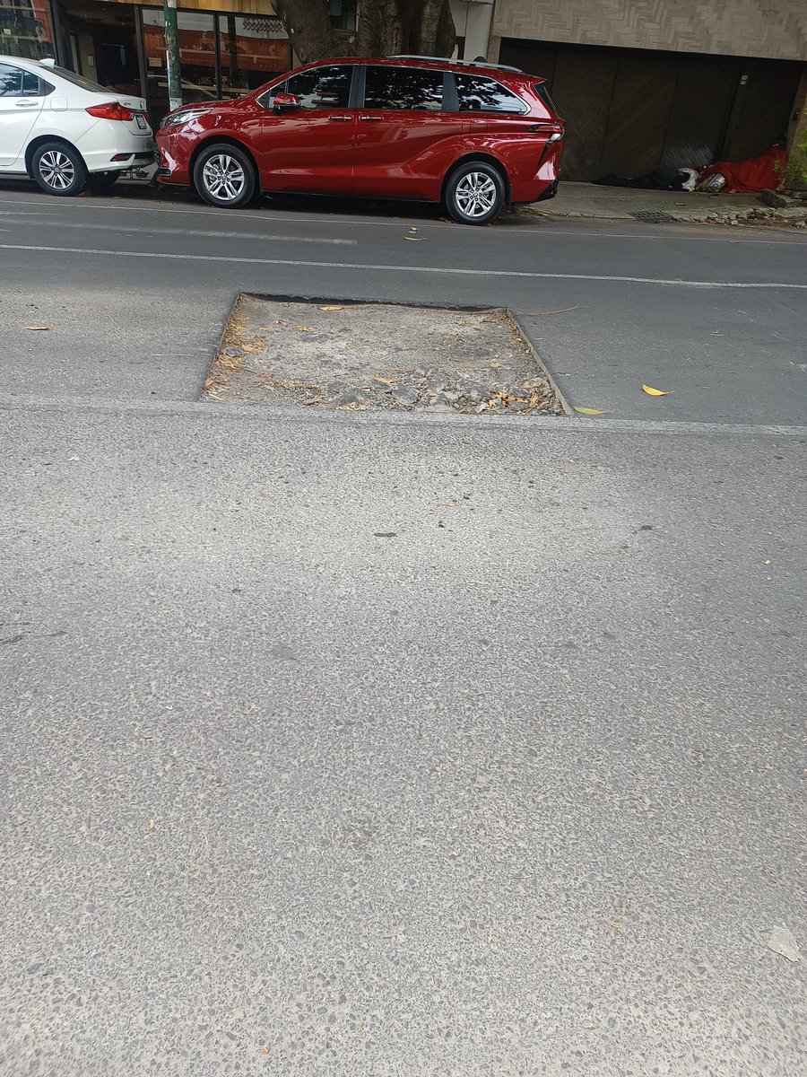 luisoscartv's tweet photo. Su apoyo para acudir a la brevedad a tapar 3 baches profundos sobre Parroquia #826, entre Gabriel Mancera y Aniceto Ortega, col Del Valle @LuisMendozaBJ @AccionesBJ @BJAlcaldia #CDMX #DelValle https://t.co/brhw75tdKI