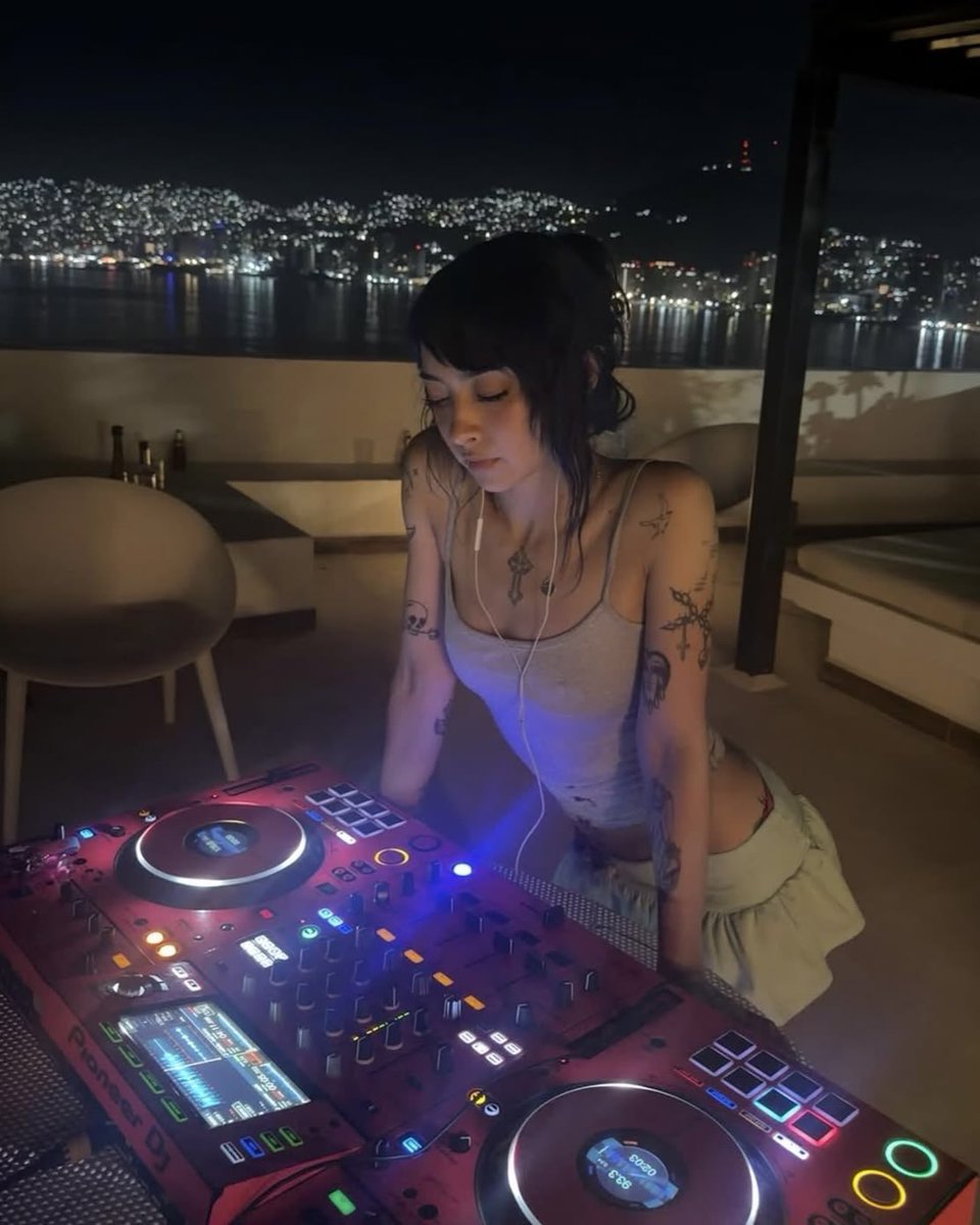 rentkmm's tweet photo. no existe dj como iza tkm ♬.ᐟ https://t.co/YNkx6CUm1b
