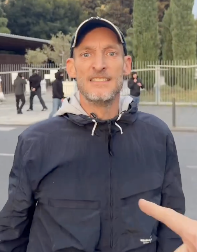 K1000Journalist's tweet photo. ⚠️ NICE !

Cet individu d'extrême-droite a violemment agressé des manifestants samedi. https://t.co/5rISh272BX