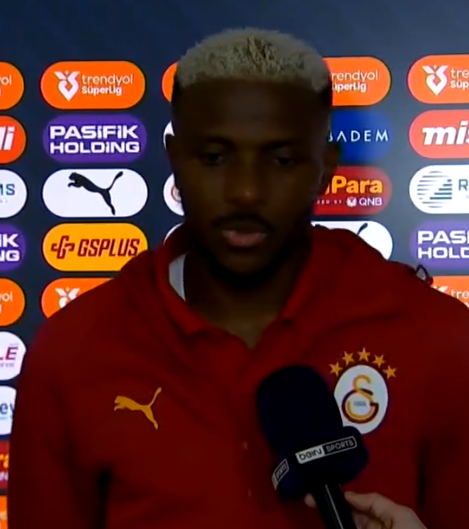 GSarayVideo's tweet photo. Victor Osimhen: "Ben bu kulübü seviyorum. Maçtan önce sosyal medyada ismimle ilgili çok şey geçmiş olabilir. Sosyal medyayı önemsemiyorum. Gerçek taraftar, burada bizi destekleyen yüz yüze gördüğümüz kişiler. 

Sahada adımı haykıran taraftarları görüyorum ve burada olduğum sürece bu kulüp için elimden gelen her şeyi yapacağım."