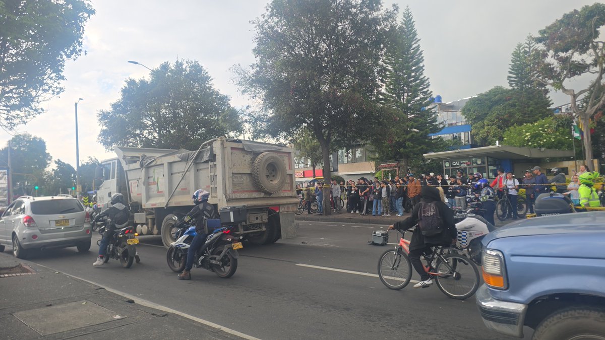 PasaenBogota's tweet photo. #BOGOTÁ. Se presenta siniestro vial con fatalidad en la localidad de Engativá, Av. Calle con transversal 94, frente al CAI Quirigua, sentido Oriente-Occidente. Involucra volqueta y motociclista quien lamentablemente falleció en el lugar del suceso.

MÁS👉 https://t.co/RJU7423HCZ https://t.co/IGGtHBCl29