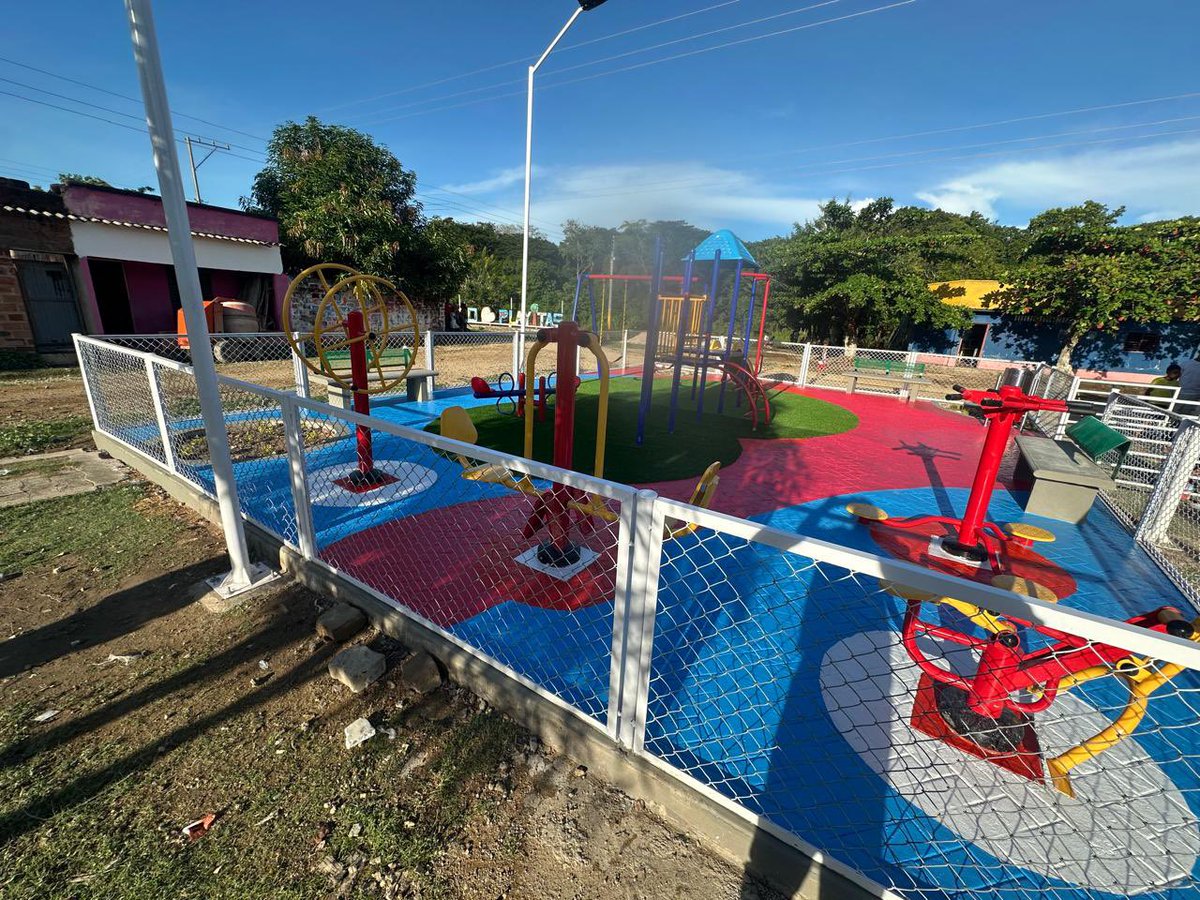 beconi1204's tweet photo. 💛💙❤️ ¡PLAYITAS, LO PROMETIMOS Y LO CUMPLIMOS! 🙌

Seguimos trabajando para fortalecer el tejido social de nuestras comunidades, transformando compromisos en realidades.

Hoy, los niños, niñas, adolescentes, jóvenes, adultos y adultos mayores de Playitas cuentan con un hermoso parque infantil y biosaludable, un espacio para la recreación, el bienestar y la integración familiar. 👨‍👩‍👧‍👦🌳

Porque cuando invertimos en espacios para compartir, construimos comunidad y mejoramos la calidad de vida de nuestra gente.

💛 ¡San Martín de Loba vale Oro! ✨

¡Cuentan con su Alcalde!