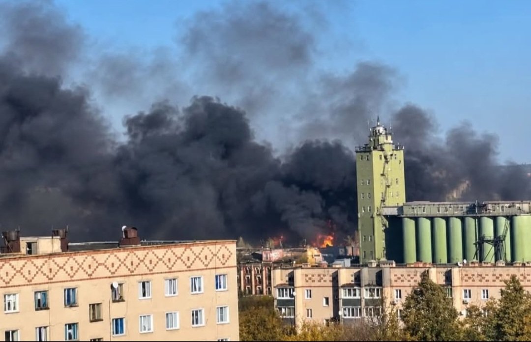 AzPetrich's tweet photo. Well, would you look at that! 🔥 Just 380 km from Moscow, Ukraine has hit the Energy plant in Yelets. It is Russia's only factory plant that makes the batteries needed for its advanced missiles.

Well done. Slave Ukraine! 🇺🇦 https://t.co/QoYr2EjuiI