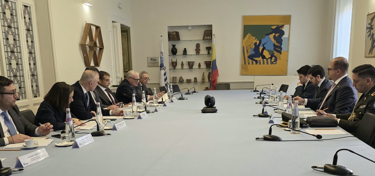 JohnReimberg's tweet photo. Hoy me reuní con el secretario general de la Organización Internacional Ítalo-Latinoamericana (IILA), Giorgio Silli, para fortalecer los mecanismos de cooperación internacional, evaluar los avances de los programas conjuntos y consolidar acciones contra el crimen organizado transnacional. Este trabajo conjunto permite fortalecer las capacidades operativas y la coordinación interinstitucional en la lucha contra la delincuencia.

Durante el encuentro, abordamos los avances de EUROFRONT, iniciativa orientada a mejorar la gestión fronteriza y fortalecer la cooperación policial y migratoria en la región andina; así como de EL PAcCTO 2.0, que impulsa la cooperación judicial internacional y la lucha contra el crimen organizado transnacional, los flujos financieros ilícitos y el lavado de activos.

Seguimos fortaleciendo las alianzas estratégicas y la cooperación internacional.