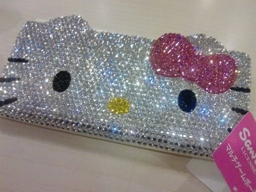 D1GITALPRINCESS's tweet photo. totally in need of a hello kitty clutch like wow so cute<3 https://t.co/urkQR1bGiU
