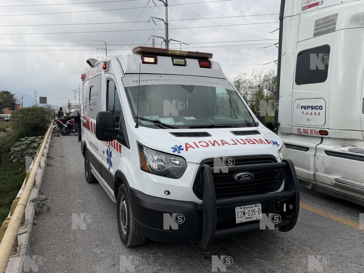 nSaltillo's tweet photo. ⚠️ Trailero embiste a motociclista y huye; joven sufre fractura expuesta

Un joven de 18 años que viajaba en motocicleta resultó con una grave lesión en la pierna izquierda tras ser embestido por un tráiler que, tras el accidente, se dio a la fuga sobre la carretera antigua a Monclova.

El percance ocurrió pasando los patios de GM, cuando presuntamente el conductor del transporte de carga invadió el carril contrario y arrolló al motociclista, quien circulaba con normalidad. Tras el impacto, el trailero continuó su camino sin detenerse para auxiliar al afectado.

Afortunadamente, el joven portaba casco de seguridad, lo que ayudó a protegerlo de lesiones graves en la cabeza. Sin embargo, sufrió una fractura expuesta en la pierna izquierda.

Paramédicos de Protección Civil y Bomberos de #RamosArizpe trasladaron al lesionado a un hospital para recibir atención médica, mientras que elementos de la Guardia Nacional cerraron la circulación durante algunos minutos para facilitar las labores de auxilio y retirar la motocicleta, que quedó completamente destruida.