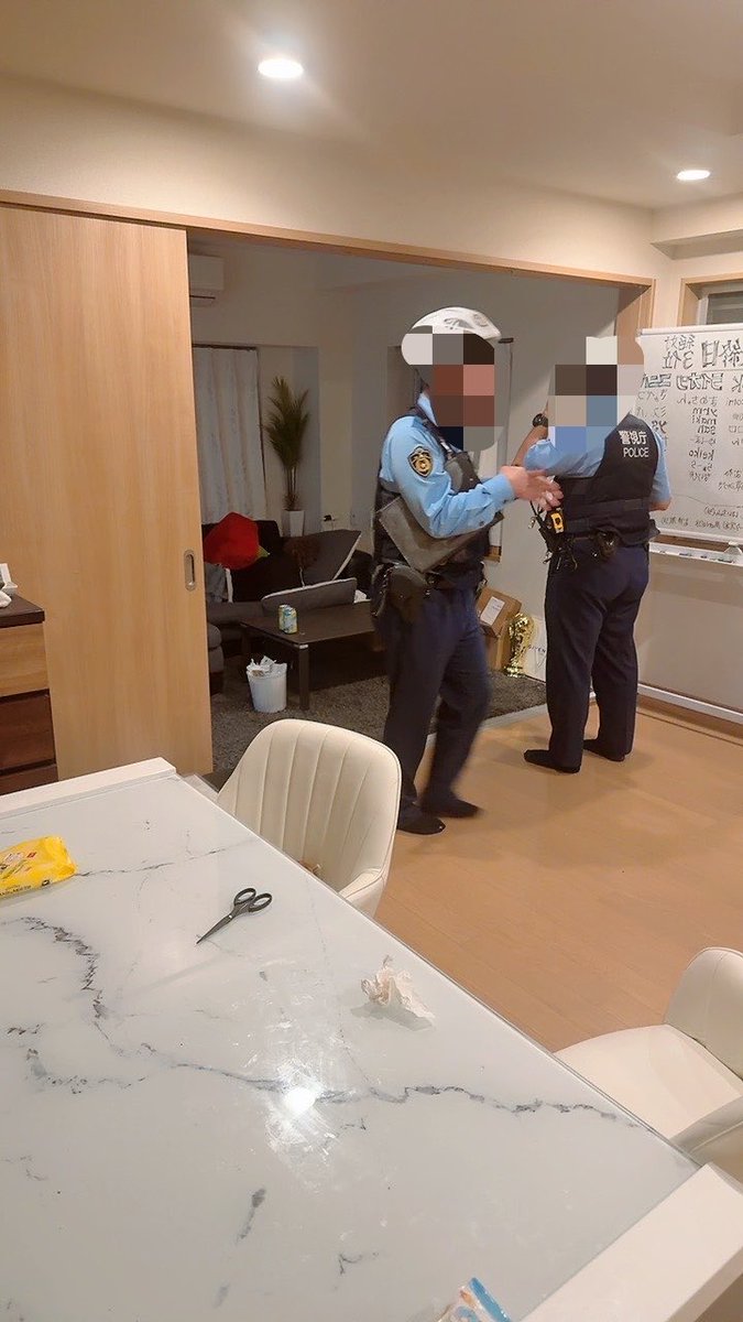 cvtuu2's tweet photo. 本日、32歳になりました。
朝からたくさんのお祝いありがとうございます。

ただ、ひとつだけ言わせてください。

誰ですか？
誕生日プレゼントに、知らない外国人を家に送り込んできたのは。

人生32年、こんなサプライズは初めてです。

※不法侵入で現行犯逮捕。その後、警察に連行されました。 https://t.co/MNMVKz0O9e
