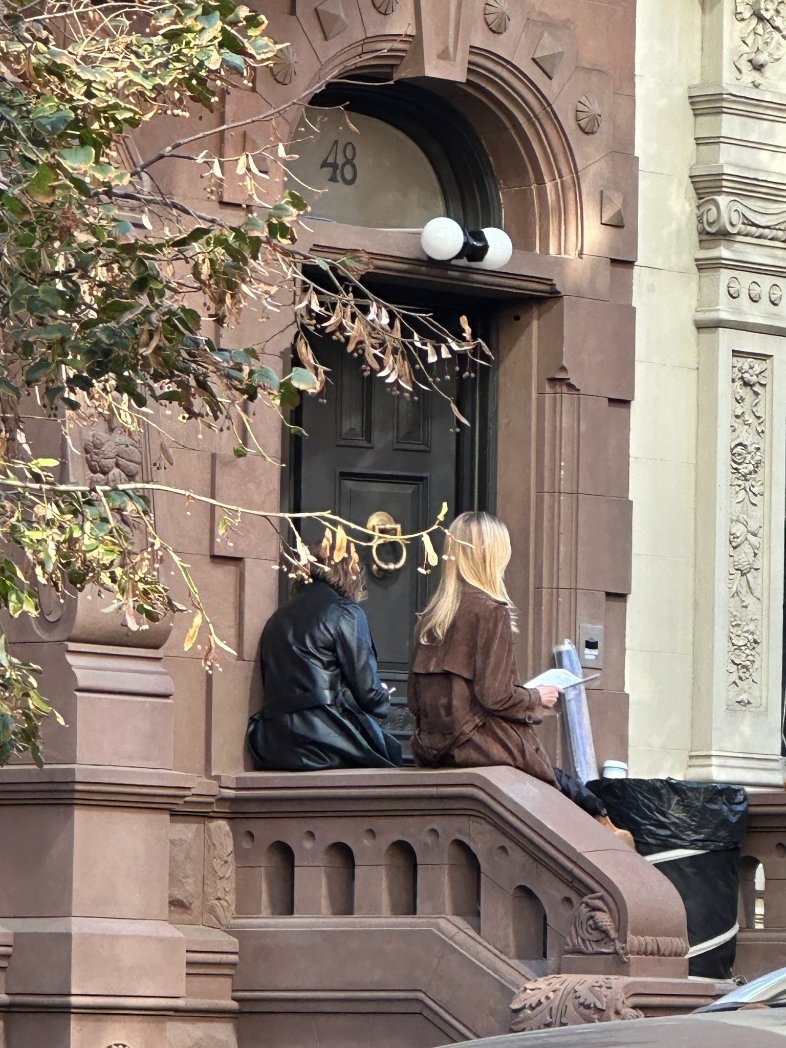 NBCSVU_fans's tweet photo. March Stephanie filming with Mariska for SVU today.
@YuvalWolls https://t.co/o1AKCi84pP