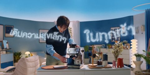 RainbowNewsent's tweet photo. เหล่าเลิฟลี่เตรียมกรี๊ด! Simplus เปิดบทใหม่ ดึง ‘เตนล์’ #tenlee เป็น Global Brand Ambassador คนแรก

#SimplusxTEN 
#TEN #เตนล์ #李永钦 #テン #텐
#PlusTenToYourLife #Simplus1YearWarranty
#SimplusTH #LiveYoungLiveBeautiful 

ฮอตไม่พักจริงๆ สำหรับศิลปินระดับโลกชาวไทยอย่าง ‘เตนล์-ชิตพล ลี้ชัยพรกุล’ ที่ไม่ว่าจะขยับตัวทำอะไรก็เรียกเสียงกรี๊ดจากแฟนๆ ได้ตลอด ล่าสุดมงลงอีกครั้ง หลังได้รับการแต่งตั้งให้เป็น Global Brand Ambassador คนแรกของ Simplusแบรนด์เครื่องใช้ไฟฟ้าขนาดเล็กครบวงจรที่พร้อมเข้ามาเติมสีสันและความสะดวกสบายให้ทุกโมเมนต์ของชีวิต กับการจับมือครั้งสำคัญ Simplus x TEN เติมเต็มความสุขและความลงตัวให้ทุกพื้นที่ มาพร้อมแคมเปญ ‘PLUS TEN TO YOUR LIFE’ ที่ชวนทุกคนมาเติมความสุขเล็กๆ ในทุกวัน และทำให้ทุกวันเป็นวันที่สวยงาม งานนี้บอกเลยว่าเหล่าเลิฟลี่ (10vely) มีเรื่องให้ทวีตกันยาวๆ

เป็นที่รู้กันดีว่า เตนล์เป็นศิลปินที่มีเสน่ห์ครบทุกโหมด ไม่ว่าจะเป็นหนุ่มขี้เล่น สดใส มีความโก๊ะนิดๆ หรือบทบาทพ่อแมวสุดละมุนที่คอยดูแลเจ้าเหมียวทั้งสามตัว แต่เห็นน่ารักแบบนี้ พอเข้าโหมดทำงานก็จริงจังสุดๆ ใส่ใจทุกรายละเอียดชนิดที่ไม่ยอมให้หลุดแม้แต่จุดเล็กๆ จนได้รับความไว้วางใจให้รับบทบาทเมนเทอร์ ถ่ายทอดประสบการณ์ให้ศิลปินรุ่นใหม่ เรียกว่าคนเดียวมีครบทุกคาแรกเตอร์ ทั้งน่ารัก ขี้เล่น อบอุ่น และมืออาชีพ สมกับที่เหล่าเลิฟลี่ทั้งรัก ทั้งเอ็นดู และภูมิใจในตัวหนุ่มคนนี้สุดๆ ซึ่งเสน่ห์ความเป็นธรรมชาติและพลังความสดใสของเตนล์นี่เองที่ทำให้ Simplus เลือกมารับหน้าที่ Global Brand Ambassador คนแรก เพื่อถ่ายทอดตัวตนของแบรนด์ภายใต้แนวคิด‘Playful Living, Solid Quality’ ที่ผสานความสนุกเข้ากับคุณภาพและการใช้งานจริงได้อย่างลงตัว พร้อมส่งต่อเรื่องราวดี ๆ ผ่านแคมเปญ‘PLUS TEN TO YOUR LIFE’ ที่หยิบเอาเรื่องราวในชีวิตประจำวันมาเพิ่มความพิเศษ ไม่ว่าจะเป็นการจัดแต่งทรงผมให้เป๊ะรับวันใหม่ การเติมอากาศสะอาดๆ ให้บ้านน่าอยู่ยิ่งขึ้น หรือการเริ่มต้นเช้าวันดีๆ ด้วยกาแฟแก้วโปรด ผ่านผลิตภัณฑ์ที่ตอบโจทย์ทั้งประสิทธิภาพ ดีไซน์ และราคาที่เข้าถึงได้ เรียกว่าเป็นบทบาทที่เข้ากับไลฟ์สไตล์ของเตนล์แบบสุดๆ

เตนล์-ชิตพล เผยถึงความรู้สึกในการก้าวขึ้นเป็นแบรนด์แอมบาสเดอร์ระดับโลกของ Simplus ว่า “สิ่งที่เตนล์รู้สึกเชื่อมโยงกับแบรนด์คือสโลแกน ‘Live Young, Live Beautiful’ ครับ เตนล์รู้สึกว่า Simplus มีความเป็นอิสระและมีมุมมองที่แตกต่าง อย่าง Hair Dryer ก็สามารถนำเสนอออกมาได้หลายมุม ซึ่งเป็นสิ่งที่เตนล์รู้สึกว่าเข้ากับตัวเองมากครับ” สำหรับความหมายของ “Live Young, Live Beautiful” ในแบบของเตนล์ กล่าวว่า “สำหรับเตนล์ คำนี้ไม่ได้ขึ้นอยู่กับว่าเรามีอายุเท่าไหร่ หรืออยู่ในช่วงเวลาไหนครับ แต่อยู่ที่ว่าเราสนุกกับสิ่งที่กำลังทำได้แค่ไหน ไม่ว่าจะทำอะไร เตนล์ก็อยากให้ทุกคนมีความสุขและสนุกไปกับสิ่งนั้นครับ”

ส่วนโอกาสที่จะได้พบกับ Simplus และเตนล์อย่างใกล้ชิดนอกเหนือจากทางโซเชียล เจ้าตัวขอเก็บรายละเอียดไว้ก่อน พร้อมทิ้งท้ายว่า “ทุกคนก็รู้ว่าเตนล์ไม่ค่อยชอบสปอยล์ครับ แต่ปีหน้าอาจมีอะไรพิเศษให้ทุกคนได้เห็นกัน เตนล์อยากขอบคุณแฟน ๆ ที่คอยสนับสนุนและร่วมเดินทางบทใหม่ไปด้วยกัน อยากให้ทุกคนมาสนุกด้วยกันนะครับ เพราะยังมีอีกหลายอย่างให้พวกเราได้ตื่นเต้นไปด้วยกันในอนาคต”

ติดตามภาพยนต์โฆษณา Simplus X TEN ได้ทางช่องทางโซเชียลมีเดียของ Simplus ทั้ง Facebook, Instagram, X (Twitter) และ TikTok พร้อมพบกับแคมเปญบนสื่อนอกบ้านที่  Terminal 21 อโศก และโฆษณาในลิฟต์ทั่วกรุงเทพฯ เตรียมพบกับความสดใสของเตนล์ที่จะมาเติมสีสันให้ทุกโมเมนต์ ส่วนใครที่คิดว่าความฟินจะจบแค่การประกาศ Global Brand Ambassador บอกเลยว่าคิดผิด! เพราะ Simplus ยังมีเซอร์ไพรส์เด็ดๆ รอเสิร์ฟให้เหล่าเลิฟลี่ได้กรี๊ดกันต่อ รับรองว่าจุใจแน่นอน! แอบกระซิบว่าเร็วๆ นี้จะมีกิจกรรมออฟไลน์ให้ทุกคนได้สัมผัสและทดลองใช้ผลิตภัณฑ์จริง พร้อมโอกาสใกล้ชิดกับหนุ่มเตนล์มากยิ่งขึ้น เรียกว่าจัดเต็มทั้งความฟินและประสบการณ์สุดเอ็กซ์คลูซีฟ