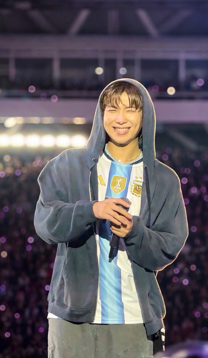 DixieJoon7's tweet photo. Kim namjoon I love you so much 😭.. he’s so pretty 😭 https://t.co/QUlB4Nndpk