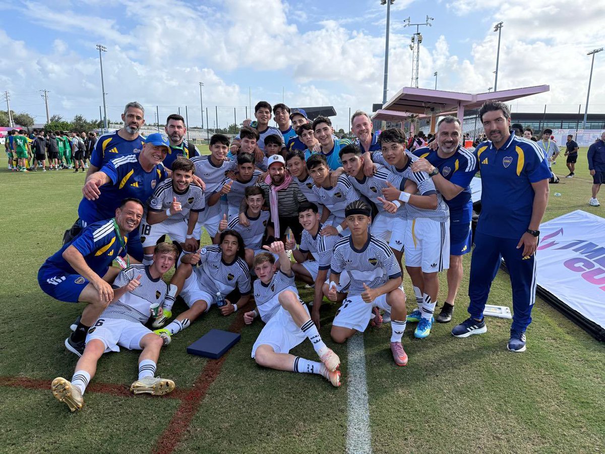 la12tuittera's tweet photo. 📸LA FOTO DE LOS PIBES DE la 8va de #BOCA con LIONEL MESSI. 🐐 

😍Día INOLVIDABLE para ellos. 👏👏👏

#VamosLosPibes 💙💛💙 https://t.co/G2oSYemhkd