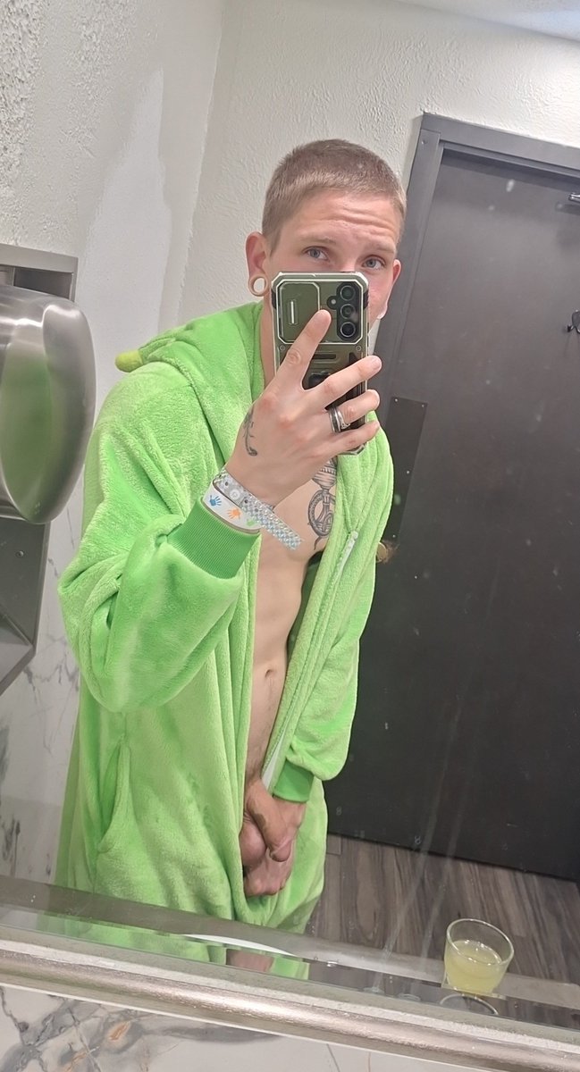 JeremyE49029928's tweet photo. #gayhalloween #aliengay #twink #gayspokane #softcock https://t.co/m384TP6Udw