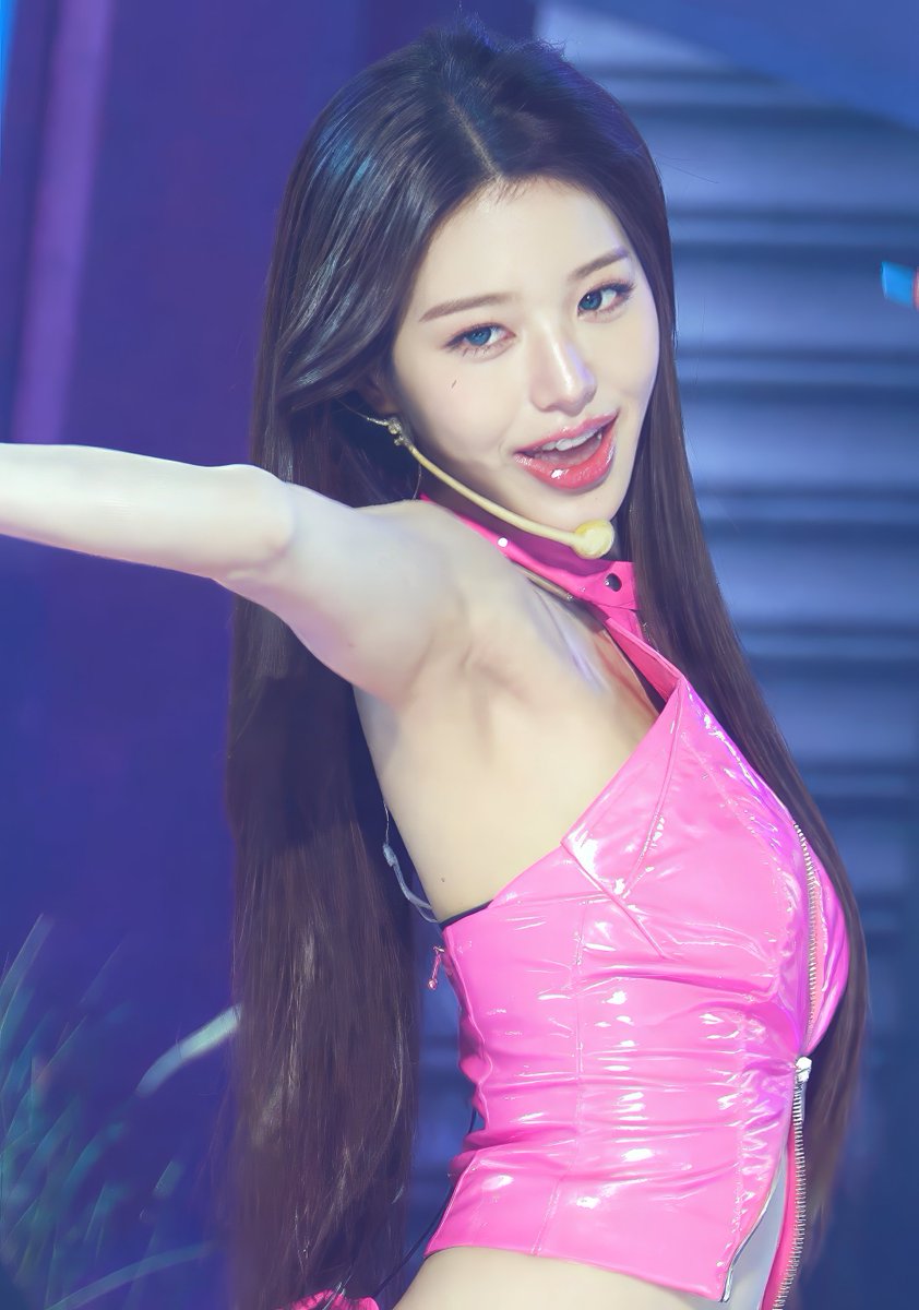 ytdive17700's tweet photo. 261025 Wonyoung Inkigayo https://t.co/dW5rhweIrr