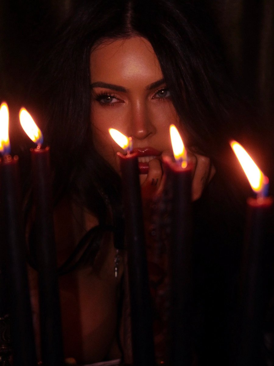 meganfox_italy's tweet photo. Megan Fox new ig post : “whose going to be the bella to my edward” 🩸

#meganfox https://t.co/hk3ZzjJBzx