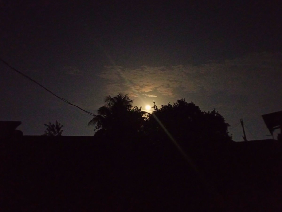 krikkitian's tweet photo. full moon on a night in a small town. https://t.co/s1DwyB1pgV