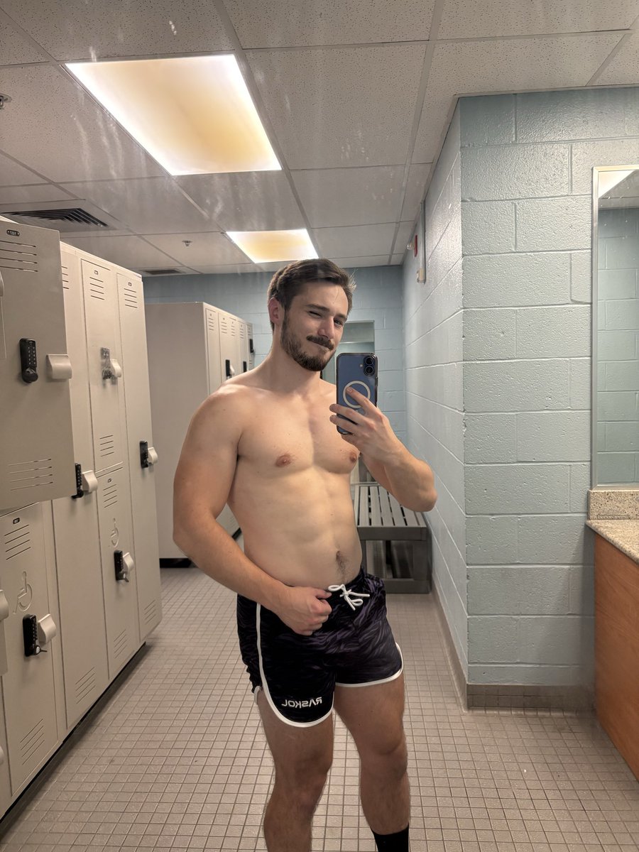 KevinVolland8's tweet photo. Gym progress pics from the summer into fall. Feeling good with my progress physique-wise but aiming to get stronger on bench by the end of the year! https://t.co/q3fT3FDdVz
