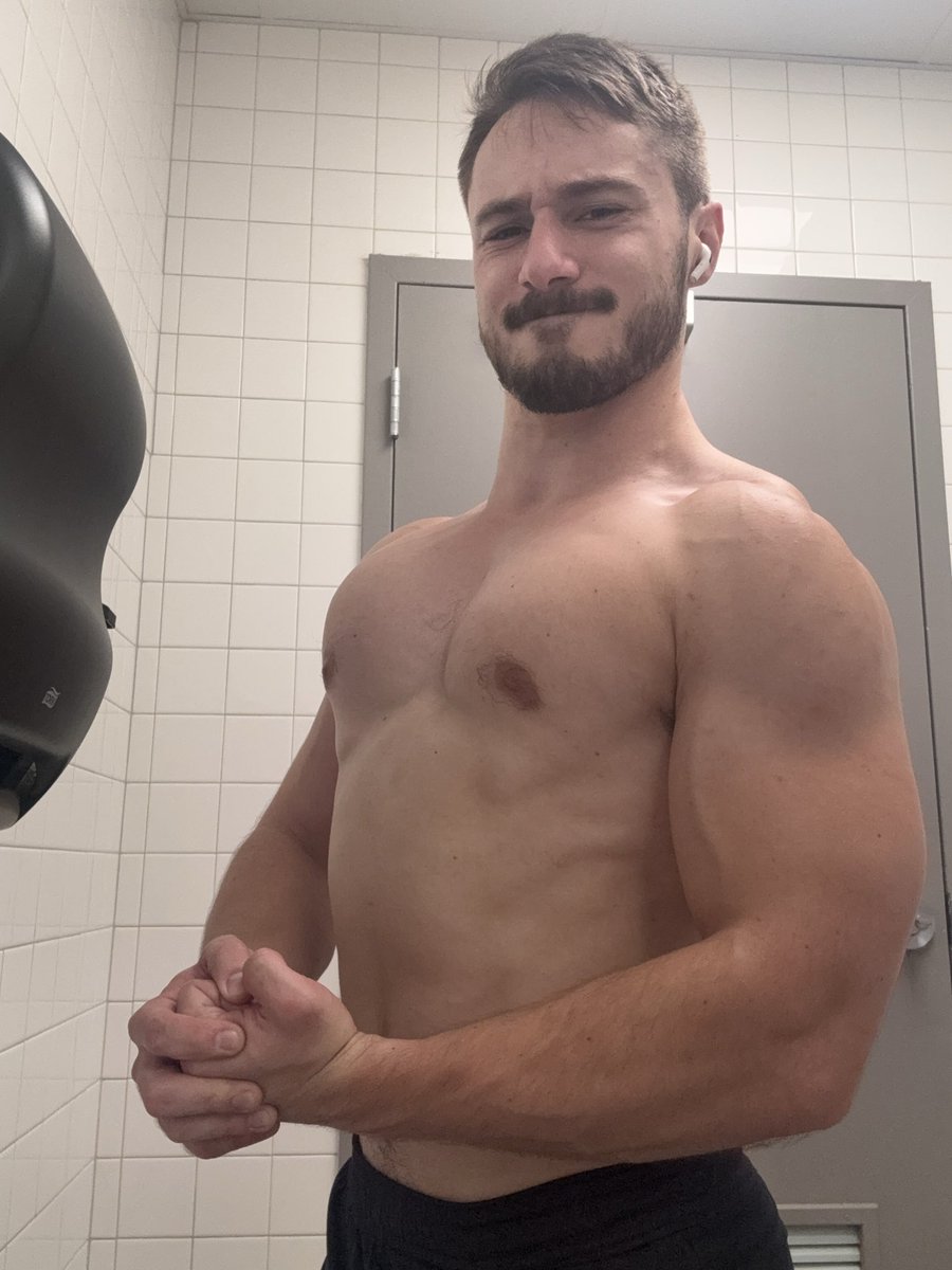 KevinVolland8's tweet photo. Gym progress pics from the summer into fall. Feeling good with my progress physique-wise but aiming to get stronger on bench by the end of the year! https://t.co/q3fT3FDdVz