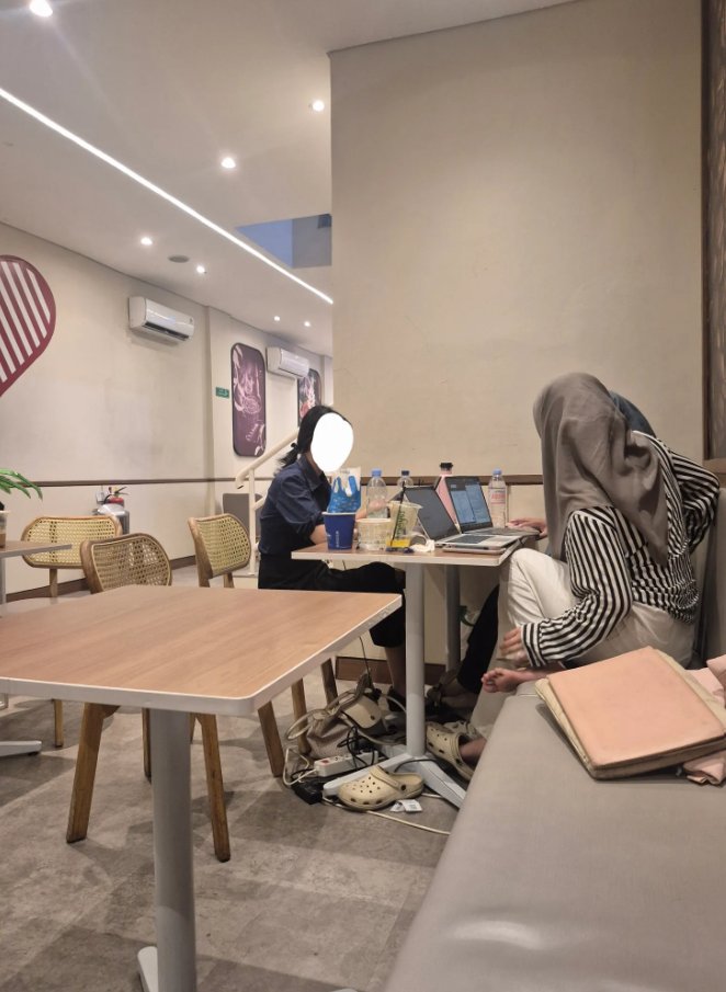 txtharihariWNI's tweet photo. Adik-adik jangan ditiru ya. Ini namanya "ngelunjak".

Pakai extension cable, meja penuh makanan & minuman dari luar. Sebelum difoto, ini isinya 5 orang sehingga sampai konslet, mati lampu, dan pas mati lampu paling heboh.

Foto ke-2, dia lagi ambil keripik or something yang diumpetin di belakang kursi.

Menurutku sah-sah aja kalau kalian pengen makan makanan yang nggak dijual di Kopken. But you better go outside, finish your meal first, and then come back in. That’s just my opinion.

Menurut kalian, gimana batasan yang wajar kalau mau bawa makanan dari luar ke kafe?