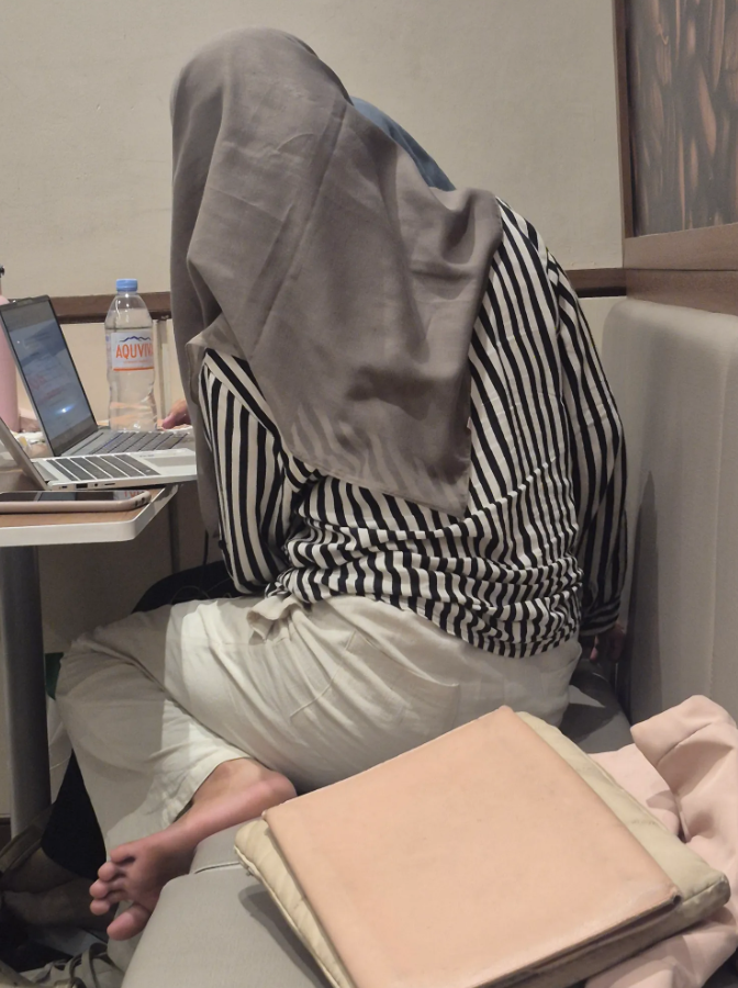 txtharihariWNI's tweet photo. Adik-adik jangan ditiru ya. Ini namanya "ngelunjak".

Pakai extension cable, meja penuh makanan & minuman dari luar. Sebelum difoto, ini isinya 5 orang sehingga sampai konslet, mati lampu, dan pas mati lampu paling heboh.

Foto ke-2, dia lagi ambil keripik or something yang diumpetin di belakang kursi.

Menurutku sah-sah aja kalau kalian pengen makan makanan yang nggak dijual di Kopken. But you better go outside, finish your meal first, and then come back in. That’s just my opinion.

Menurut kalian, gimana batasan yang wajar kalau mau bawa makanan dari luar ke kafe?