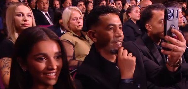vaqu333's tweet photo. 🚨 El padre de Lamine Yamal (Hustlehard) durante la gala del Balón de Oro intentando adivinar el pin del móvil que ha birlado https://t.co/HtHhNLFZ8j