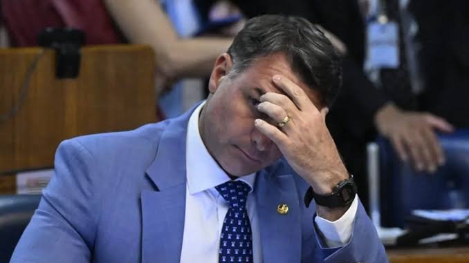 esquerdaonline's tweet photo. Já começou o alarido bolsonarista por conta da retenção do passaporte de Flávio Bolsonaro. Contudo, a verdade é que NÃO há nenhuma perseguição política contra Flávio. A PF já tem um inquérito em aberto contra ele por crimes de lavagem de dinheiro, corrupção e evasão de divisas. Algumas dessas investigações foram autorizadas pelo próprio ministro bolsonarista André Mendonça. Agora, sem foro privilegiado do senado e sem a proteção do pai, que está preso, finalmente o inquérito irá prosseguir.