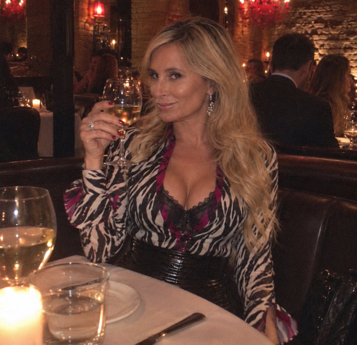 SiennaSinclairX's tweet photo. Cheers! #RHOB https://t.co/KKT8tHI0jf
