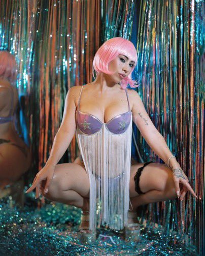 uchismedia's tweet photo. kali uchis as alice from “closer” for halloween https://t.co/33N7oYsWu5