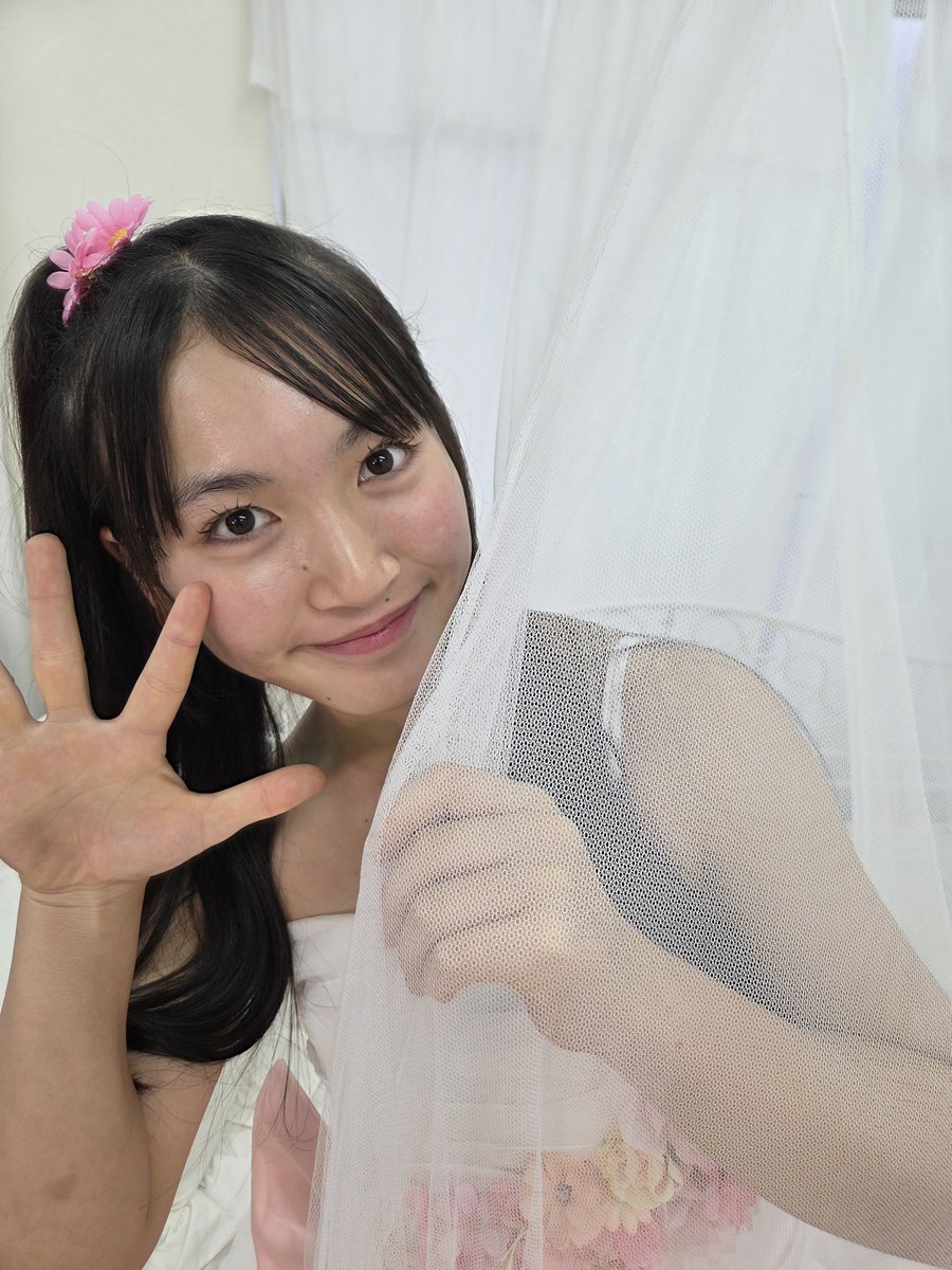 minori_HiSTORY's tweet photo. 改めて自己紹介させてください🙇‍♀️

中学3年生15歳
#板花実音里　です✨
・得意なことは歌や運動をすることダンスをすることです！

・好きな食べ物はほぼ全部です😋
・夢はHiSTORYとして大きなス　　　　　
　　　ステージに立つこと
　　　遠征LIVEでみんなのとこ　　　
　　　ろに行くこと

#HiSTORY https://t.co/5UCSDGDU84
