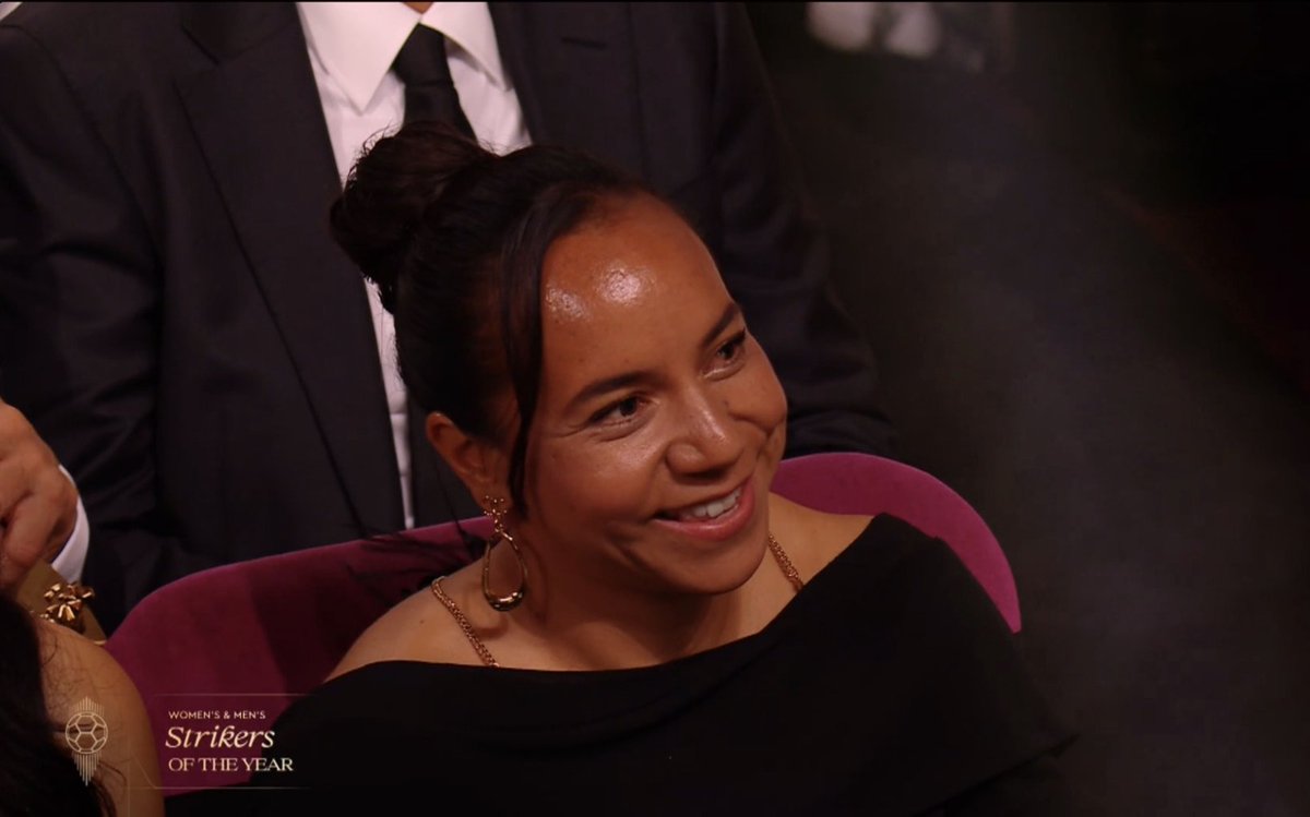 CarlosReynosoKC's tweet photo. #OFICIAL HISTÓRICO: Charlyn Corral gana el premio a la Mejor Delantera del Año 🏆 https://t.co/5FFq53Q5PM
