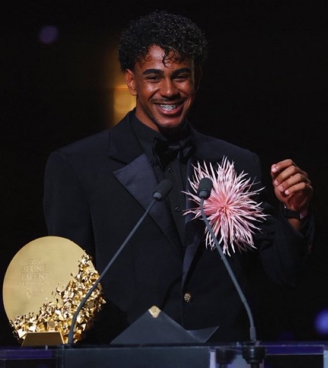 ESnomanu's tweet photo. - Lamine: mejor jugador joven 
- Kane: mejor goleador

Todos los favoritos de la gala tienen su premio. Menos uno. https://t.co/aOppxw0CTq