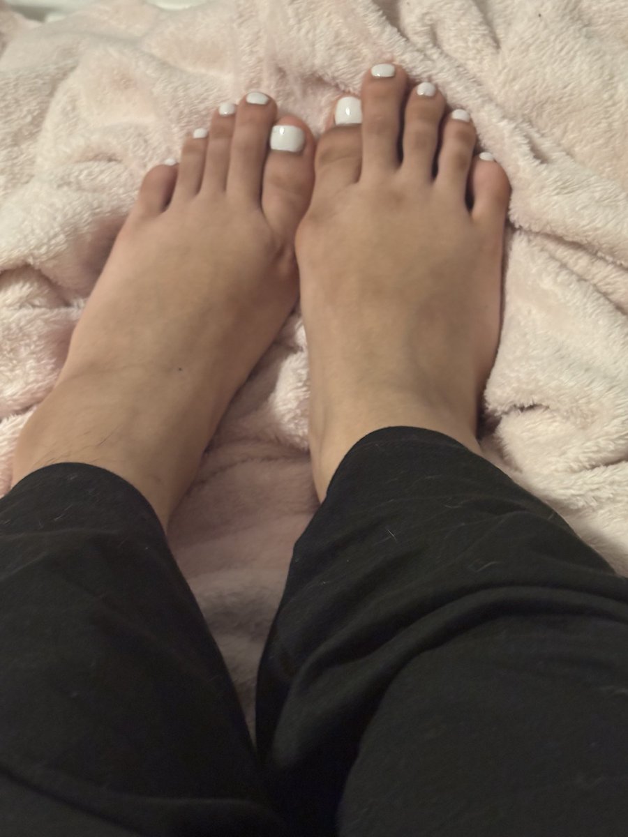 transfilipina's tweet photo. i need a man to massage my feet 💕 #feet #feetfetısh #feetfinder https://t.co/edWyAcDU8P
