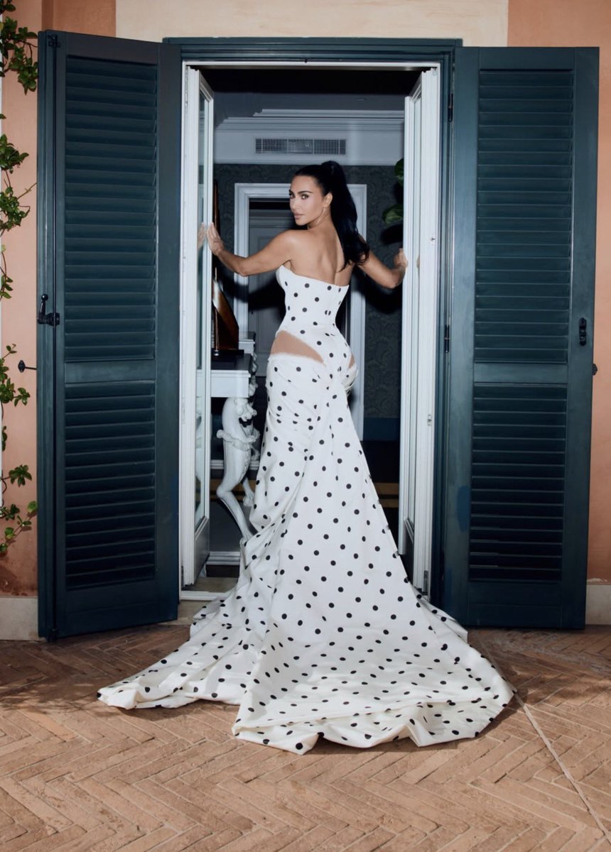 DistinctPost's tweet photo. Kim Kardashian stuns in new photos while promoting ‘All’s Fair.’ ✨🔥 https://t.co/a6RpWdaDzx
