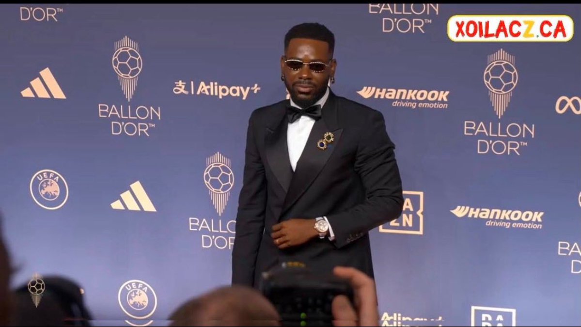 uglybitcoiin's tweet photo. But whats Adekunle Gold looking for at the 70th #BallonDor  ? 😭😩
Person wey career don gbim! 😭💔 https://t.co/jx5rCBq5v6