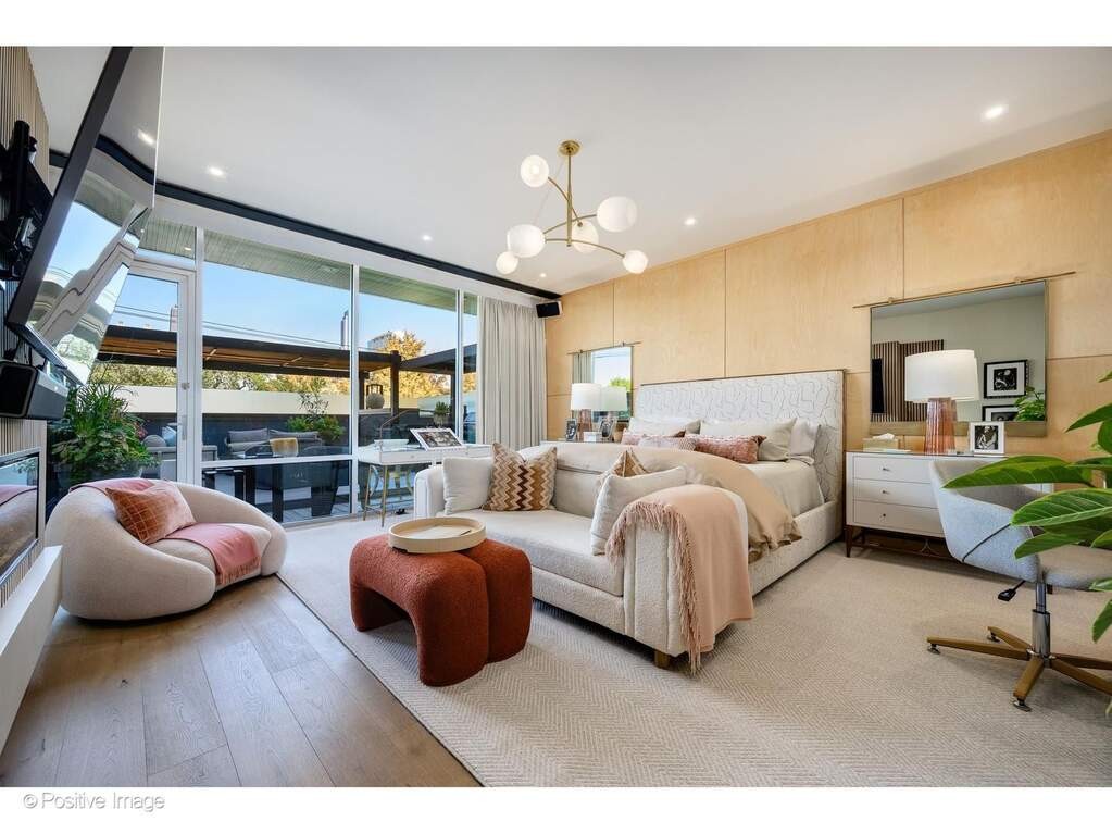 properties's tweet photo. In the heart of River North, this 2,200 sq ft home features a direct elevator, soaring ceilings, and an expansive private deck with an outdoor kitchen and fireplace. https://t.co/cOeV0nM2lp
----
925 N Larrabee Street #2S Chicago, IL
Offered: $1,100,000
Listed by: Carrie McCormick https://t.co/hUCZT1aEXZ