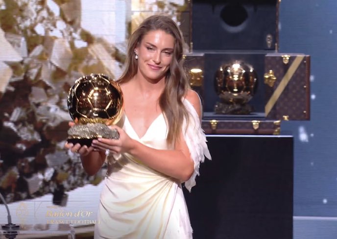 BarcaNewsFRA's tweet photo. LA REINA 👑💙❤️ https://t.co/Tk8kbJJYH2