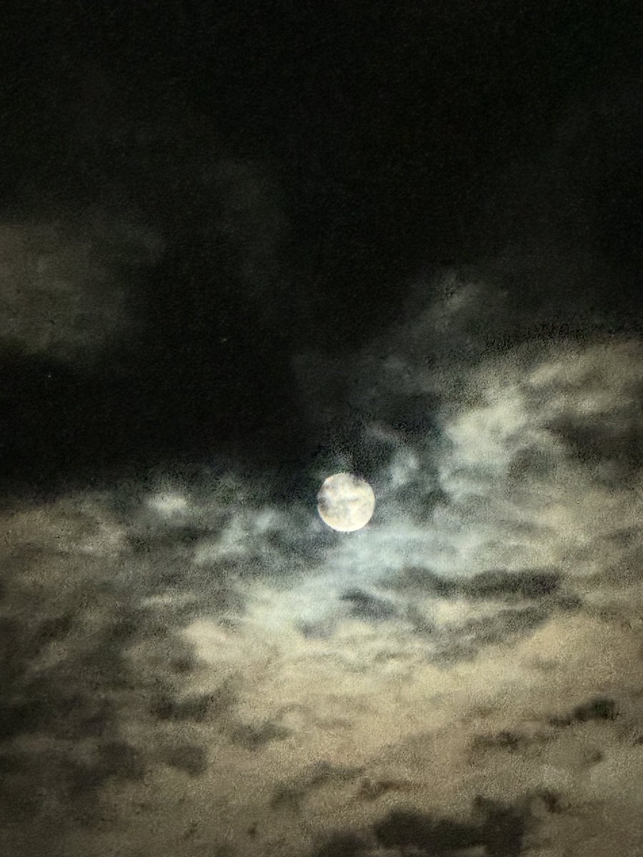 klinkman2's tweet photo. Anyone else catch the Full Moon tonight? Walking home from my sons house about 8:00 PM #moon #fullmoon #sky #clouds #nightsky #nature #outside #art #vickielynnephotography #artist #photographer #photography #black #white #blue #fluffy #beauty #images #outdoors https://t.co/q4TPRdkzZp