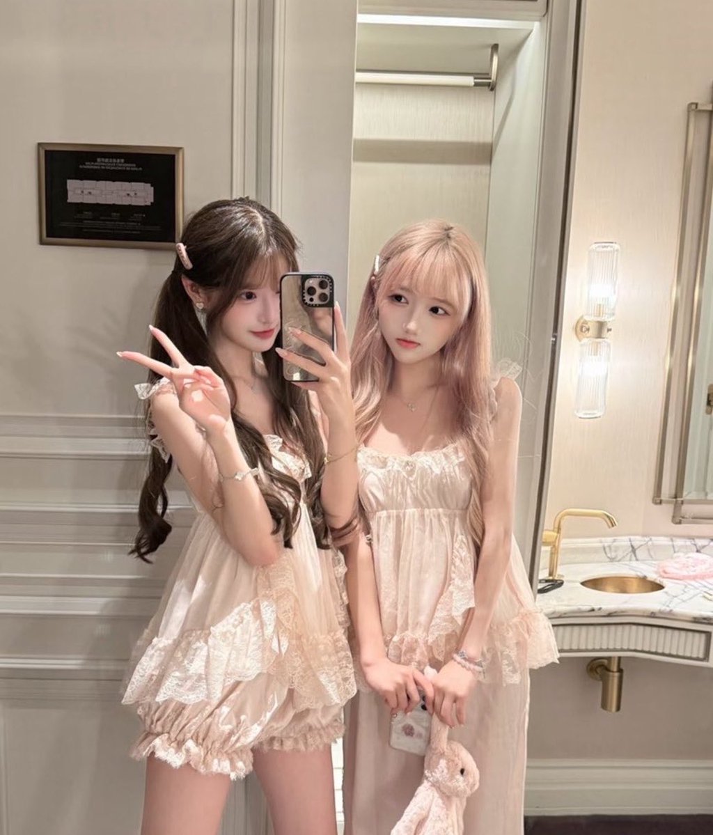 EsraArslancd's tweet photo. 双倍快乐呀   

有人想锐评一下我跟闺蜜福嘛 🥹  

看完不许瞎说，赶紧看，我要删了 https://t.co/GqkITD6lj5