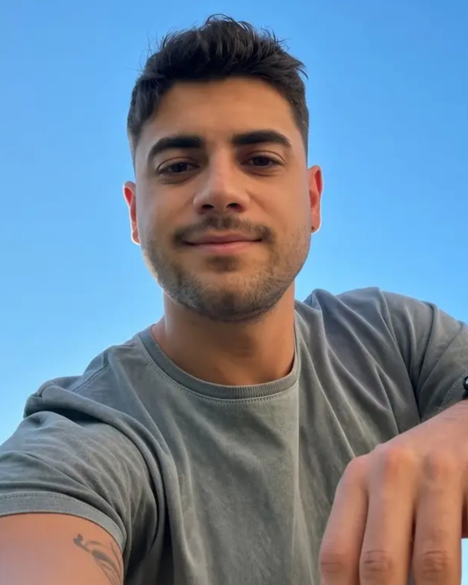 HugoGloss's tweet photo. A família confirmou, nesta segunda-feira (26), a morte do engenheiro ambiental Marcelo Rocha, de 30 anos, agredido e roubado por ao menos sete homens em Santos (SP), após se afastar de um ato em apoio a Lula. A Polícia Civil investiga o caso.

📸: Reprodução/ Redes Sociais https://t.co/UZQEeikuf8