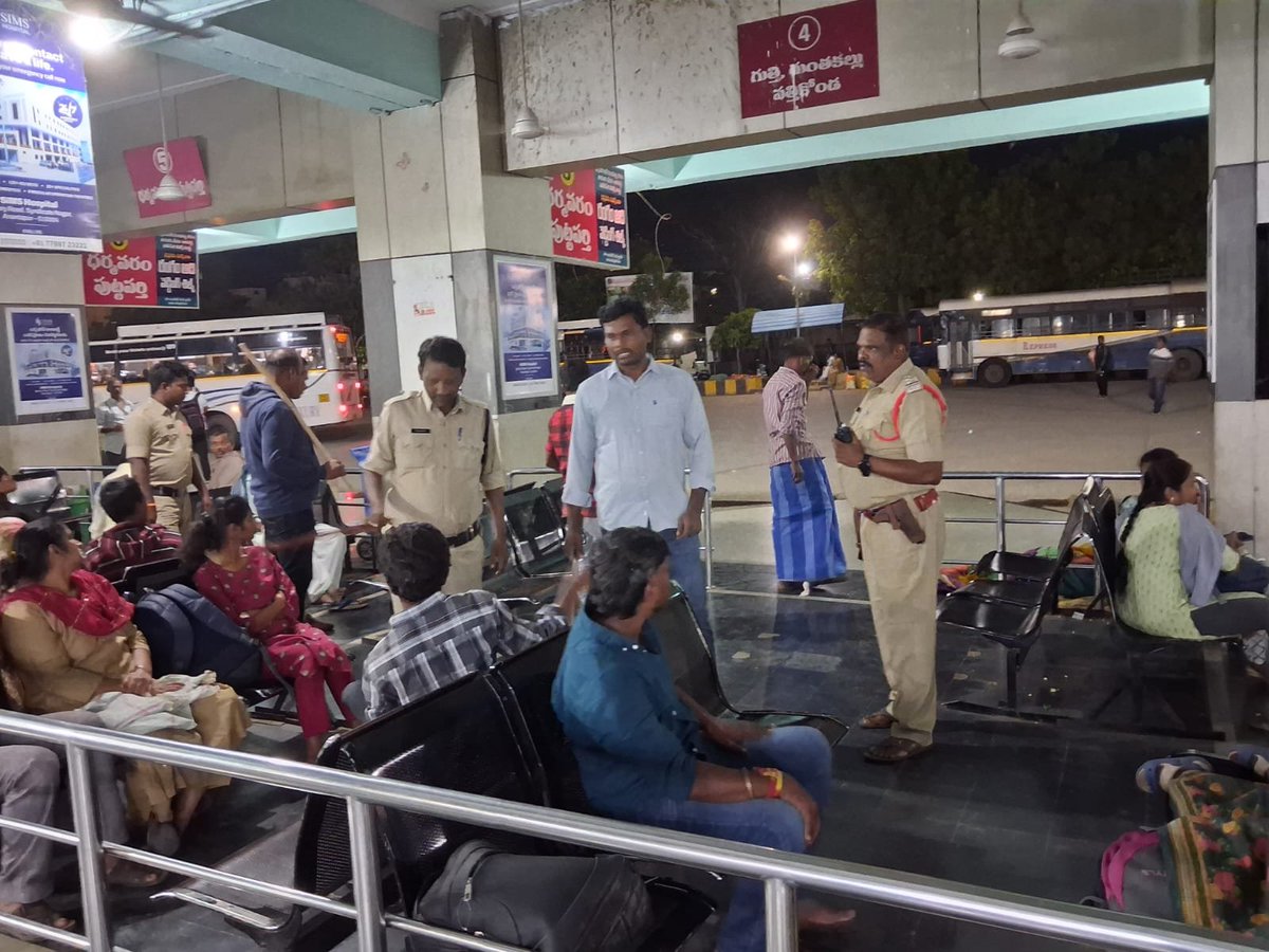 AnantapurPolice's tweet photo. 🚔 అనంతపురం జిల్లాలో నైట్ సేఫ్టీ తనిఖీలు
జిల్లా ఎస్పీ శ్రీ పి. జగదీష్ IPS గారి ఆదేశాలతో రాత్రివేళ వాహన తనిఖీలు ముమ్మరం.
⚠️ డ్రంక్ అండ్ డ్రైవ్, ఓవర్స్పీడింగ్, ట్రిపుల్ రైడింగ్పై ప్రత్యేక నిఘా. నిబంధనలు ఉల్లంఘిస్తే కఠిన చర్యలు.
#appolice100 #APPoliceSpace #AnantapurPolice https://t.co/gTsv6xJXfB