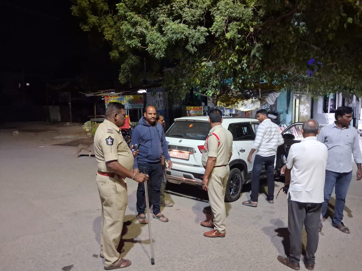 AnantapurPolice's tweet photo. 🚔 అనంతపురం జిల్లాలో నైట్ సేఫ్టీ తనిఖీలు
జిల్లా ఎస్పీ శ్రీ పి. జగదీష్ IPS గారి ఆదేశాలతో రాత్రివేళ వాహన తనిఖీలు ముమ్మరం.
⚠️ డ్రంక్ అండ్ డ్రైవ్, ఓవర్స్పీడింగ్, ట్రిపుల్ రైడింగ్పై ప్రత్యేక నిఘా. నిబంధనలు ఉల్లంఘిస్తే కఠిన చర్యలు.
#appolice100 #APPoliceSpace #AnantapurPolice https://t.co/gTsv6xJXfB