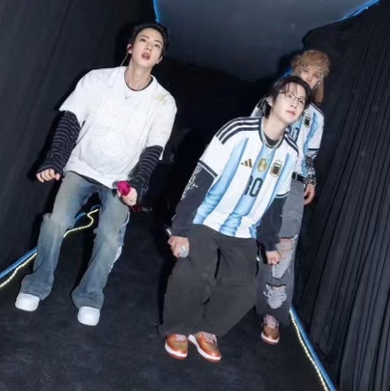 bblackjin's tweet photo. ไม่ใช่พี่จินใครจะทำได้ พาพี่ยุนกิมาทำอะไรแบบนี้ ส่วนพี่โฮปตามใจเมมเบอร์อยู่แล้ว อยากเล่นไรเดี๋ยวเล่นด้วย น่ารักกันจัง🤏🏻🤏🏻🤏🏻🤏🏻🤏🏻 https://t.co/TyZcxpyigg