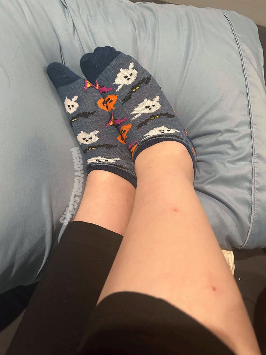NerdyGirlSocks's tweet photo. Night 8 of #13NightsofHalloween! ๐
A little bit of everything spooky tonight! Ghosts, pumpkins, bats, oh my!๐ป๐๐ฆ
Only five nights left of Socktober! ๐ค
#socktober #halloween #socks #feet #selling #footmodel #sockslover #sockslover #FYP #explore #socksniffer https://t.co/4TXFZGoeh0
