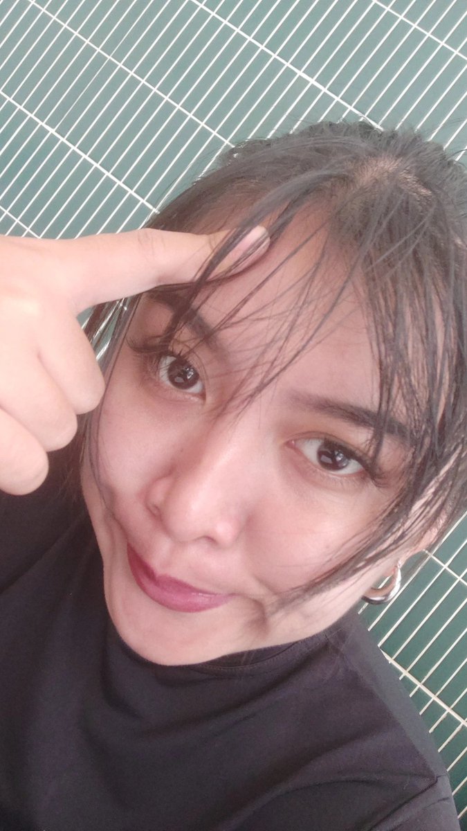dimmythenetwork's tweet photo. Alasan gua membenci pake helm.. poni gua batsah keringet udh kyk tikus kecebur got. Tp gua lof helm bikos memberikan sedikit keselamatan perjalanan gumweh :)) https://t.co/eSfYevbNVH