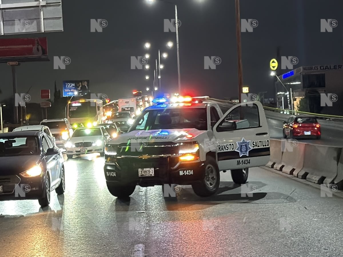nSaltillo's tweet photo. 🚨 PIERDE EL CONTROL Y DERRIBA MUROS EN VENUSTIANO CARRANZA

Una conductora de la tercera edad terminó lesionada tras protagonizar un aparatoso accidente en el bulevar Venustiano Carranza, al norte de #Saltillo.

El percance ocurrió cuando su Nissan Sentra impactó las estructuras de concreto entre los puente Colosio y Pedro Figueroa. La fuerza del choque lanzó los bloques hacia los carriles opuestos, por lo que fue necesario cerrar parcialmente la circulación mientras retiraban los obstáculos.